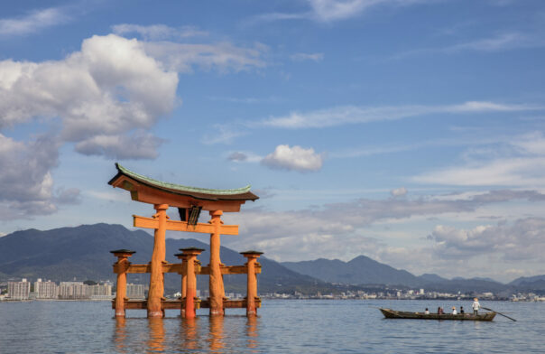 Torii flottant d'Itsukushima à Miyajima avec barque traditionnelle. Circuit organisé en Asie avec Karavaniers