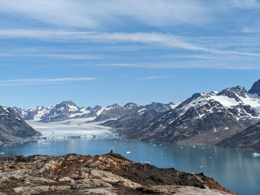Trek et kayak sur la côte Est du Groenland, entre fjords glacés, glaciers alpins, sommets de granit et icebergs.