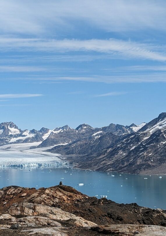 Trek et kayak sur la côte Est du Groenland, entre fjords glacés, glaciers alpins, sommets de granit et icebergs.