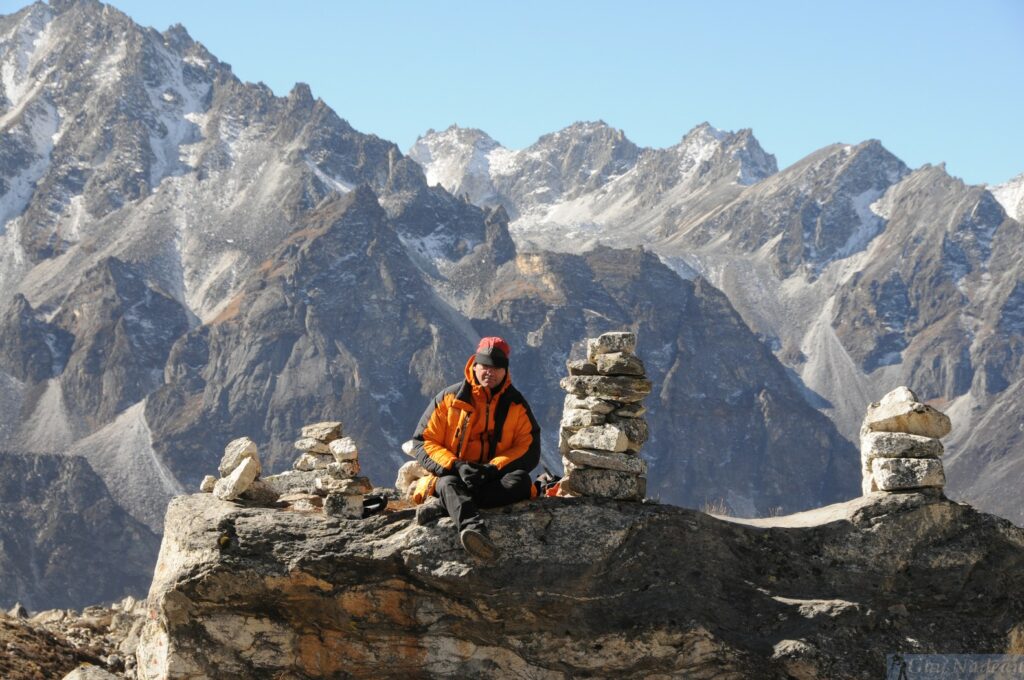 Randonneurs dans la vallée de Kangchenjunga lors d'un voyage organisé avec Karavaniers.